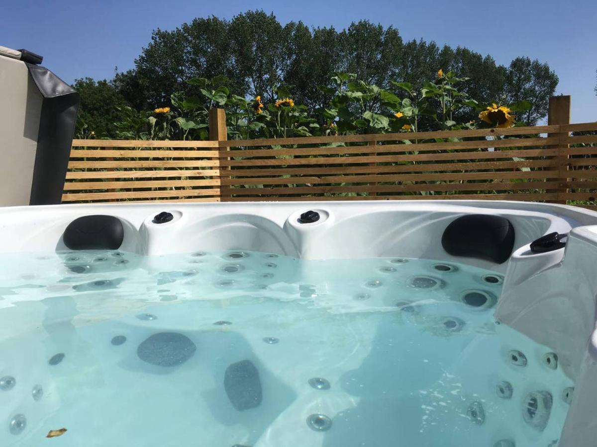Moors Wood Relaxing ,Tranquil Retreat With Hot Tub Villa Chippenham  Bagian luar foto