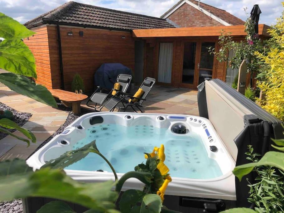 Moors Wood Relaxing ,Tranquil Retreat With Hot Tub Villa Chippenham  Bagian luar foto