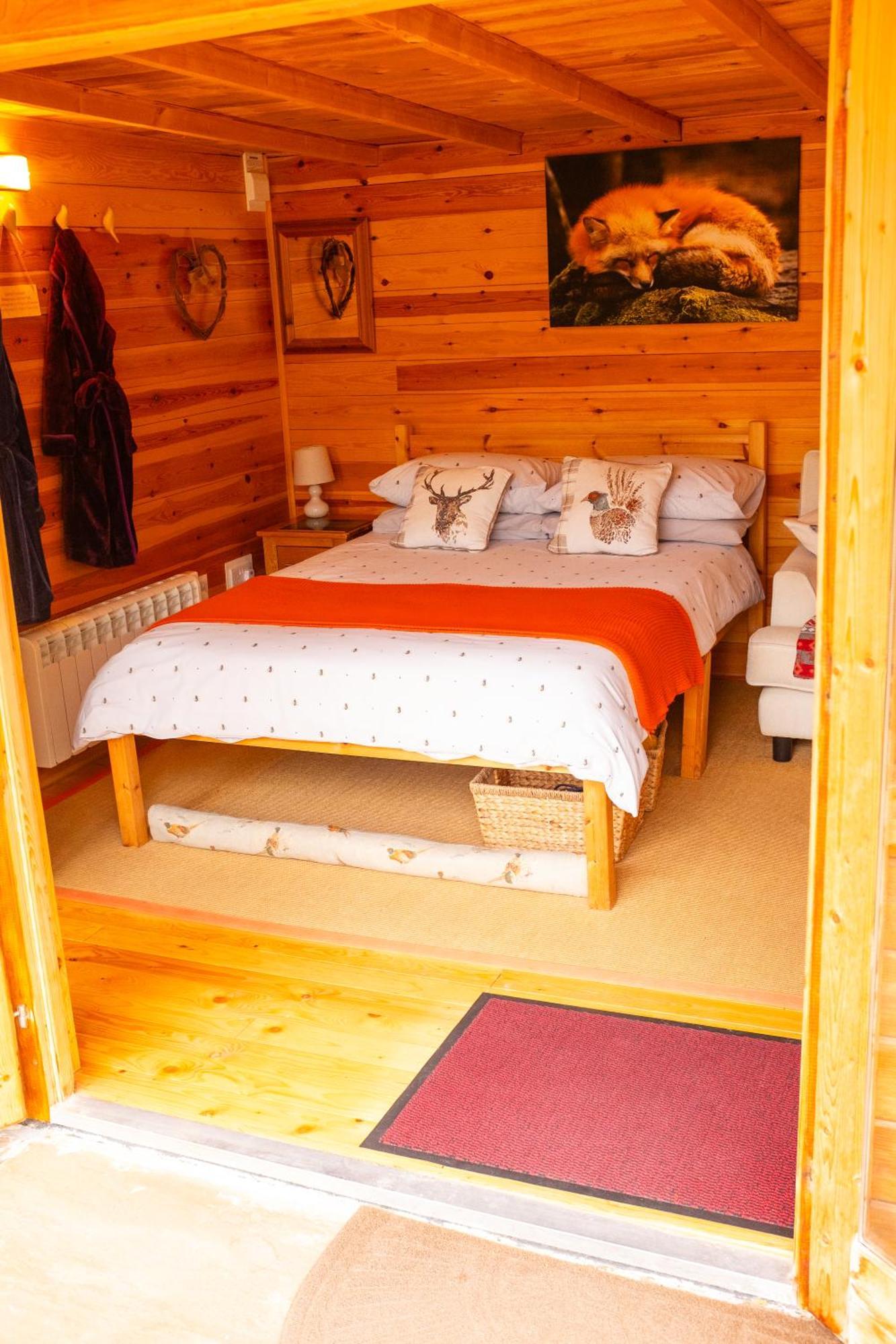 Moors Wood Relaxing ,Tranquil Retreat With Hot Tub Villa Chippenham  Bagian luar foto