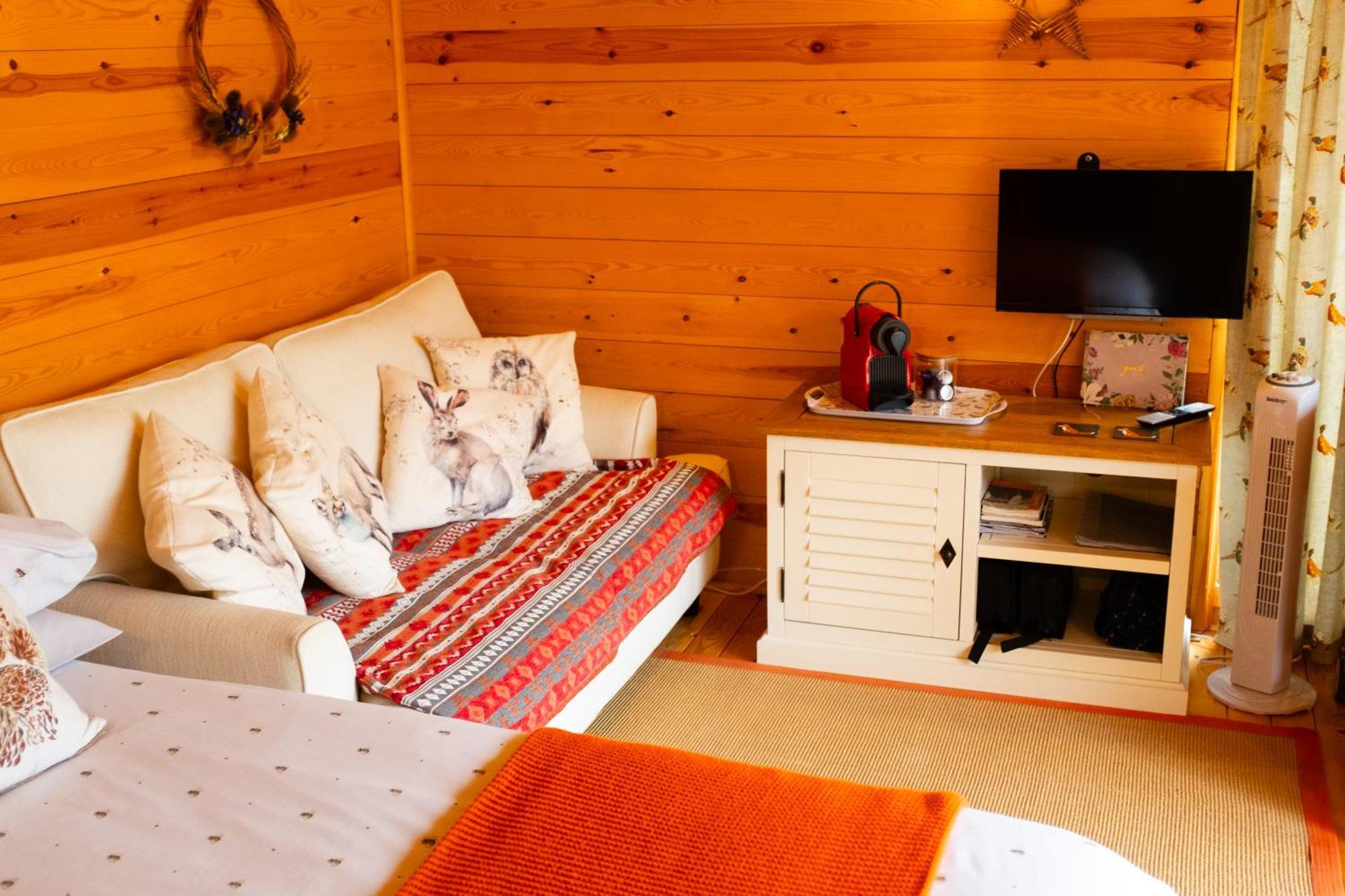 Moors Wood Relaxing ,Tranquil Retreat With Hot Tub Villa Chippenham  Bagian luar foto