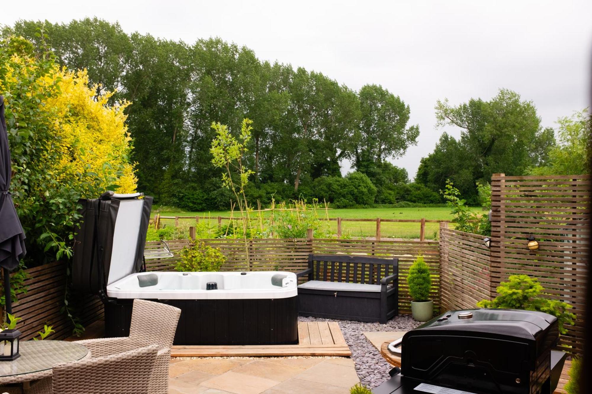 Moors Wood Relaxing ,Tranquil Retreat With Hot Tub Villa Chippenham  Bagian luar foto