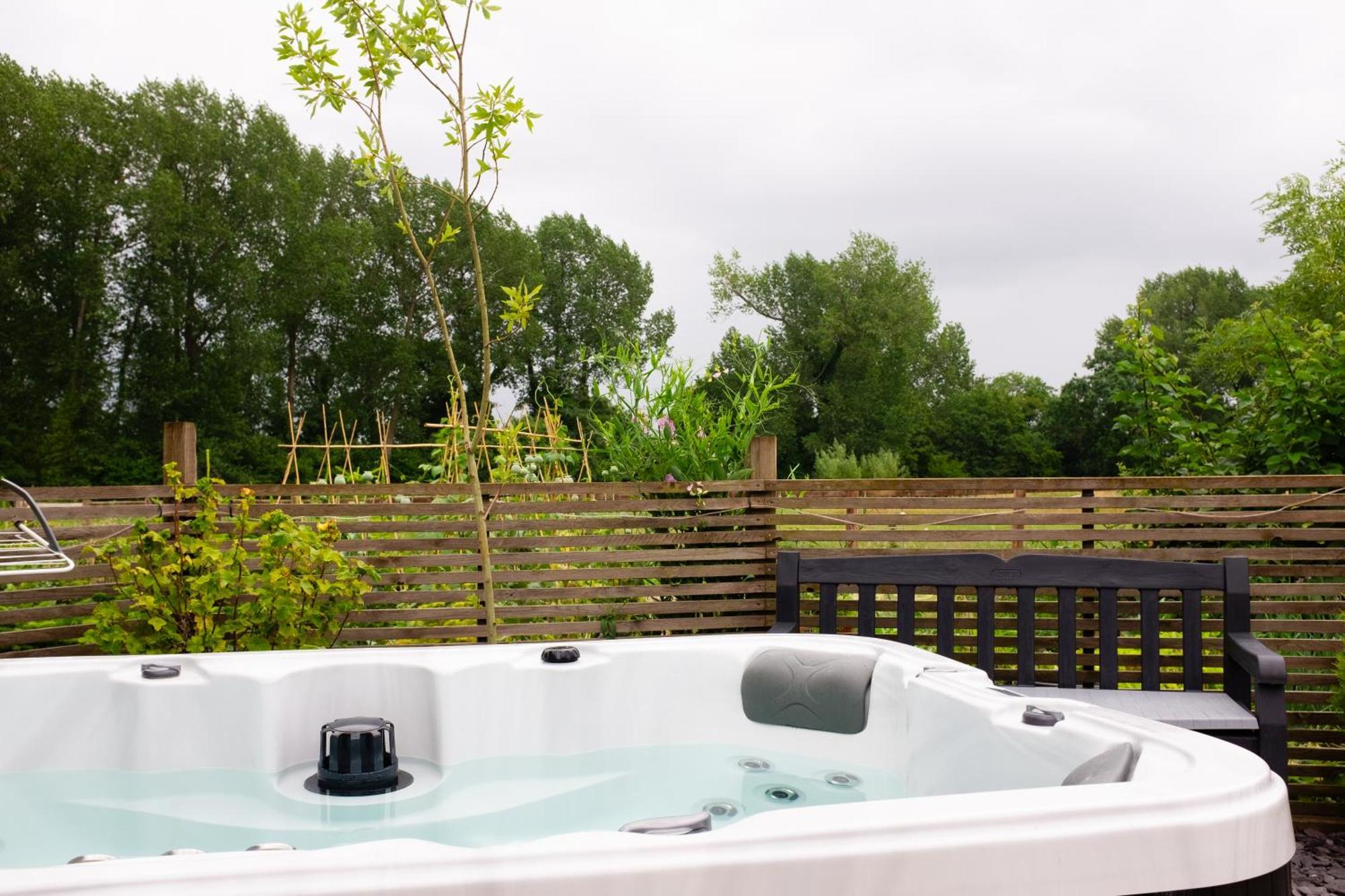 Moors Wood Relaxing ,Tranquil Retreat With Hot Tub Villa Chippenham  Bagian luar foto